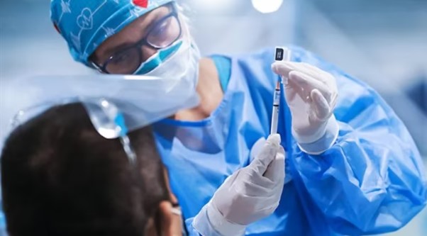 Exministro de Salud responde a acusaciones sobre las vacunas anticovid