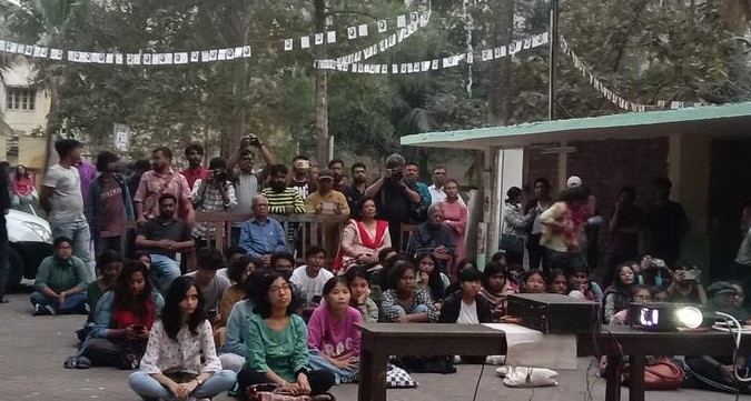 Estudiantes universitarios organizaron proyecciones del documental de BBC, desafiando los esfuerzos del Gobierno para detener su difusión.