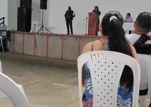 Rectora prohíbe a estudiantes celulares, piercing y hasta noviazgos