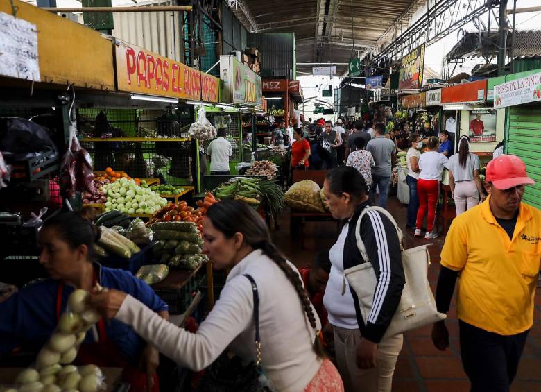 El presidente Gustavo Petro afirma que la inflación se frena y el salario mínimo aumenta en Colombia