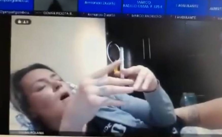 Tumban suspensión a jueza que presidió audiencia fumando y en ropa interior