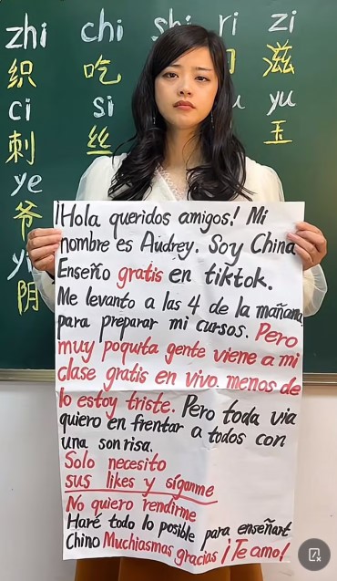 La profesora escribió un cartel en donde se presenta a sus seguidores y asegura que busca dar clases de mandarín totalmente gratis. - Foto: TikTok: @cnaudrey