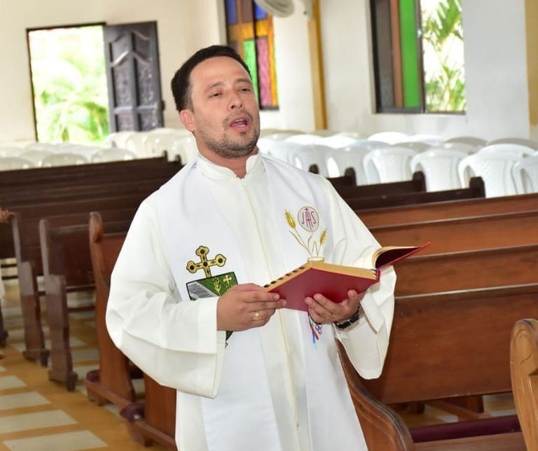 La historia de la muerte de un sacerdote en un bar de Medellín; su acompañante lo dejó abandonado