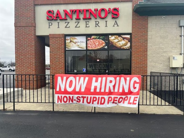 Pizzería en Estados Unidos se hace viral por aviso: “Ahora contratando a gente no estúpida”