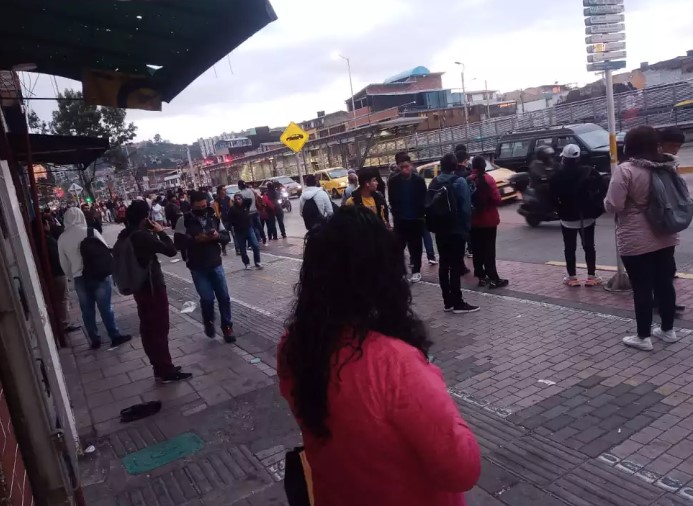 Conductor de TransMilenio se metió debajo de bus para protestar