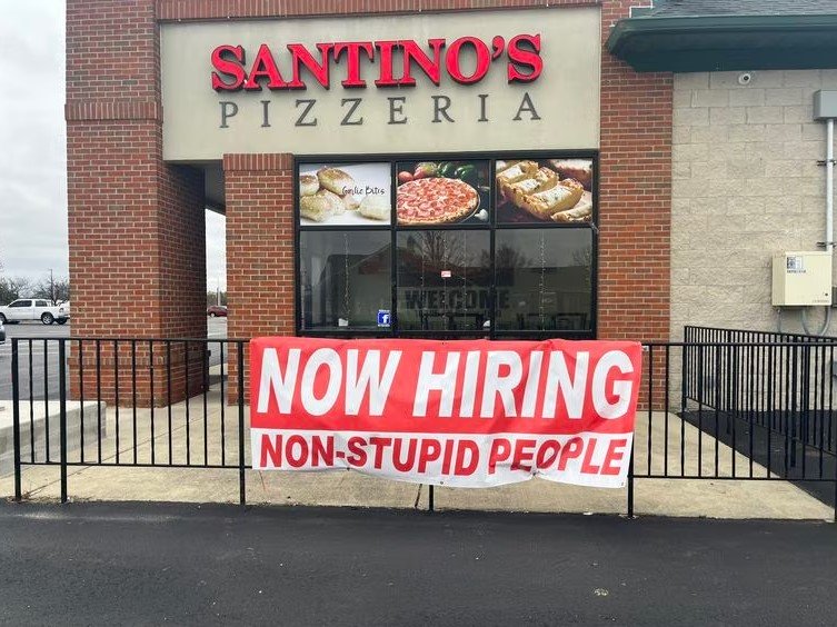 Pizzería en Estados Unidos se hace viral por aviso: “Ahora contratando a gente no estúpida”