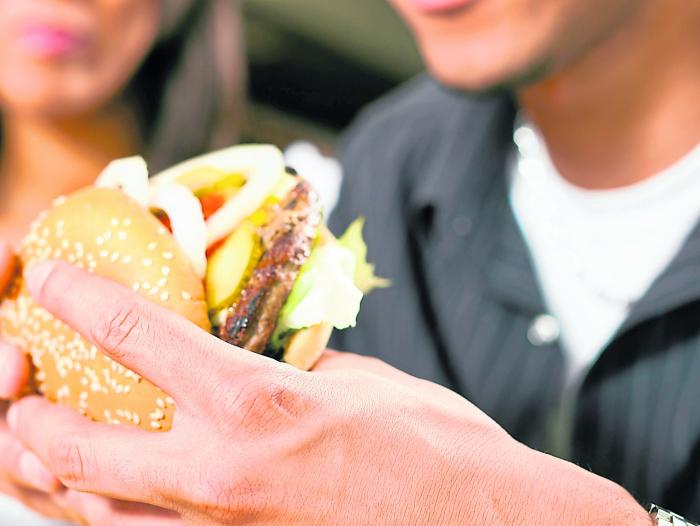 Estudio revela el fármaco que puede prevenir aumento de peso al comer grasas y azúcares