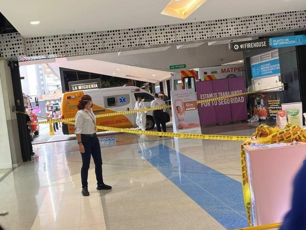 Muerte y caos en el centro comercial Mayorca de Medellín por inhalación de sustancia desconocida