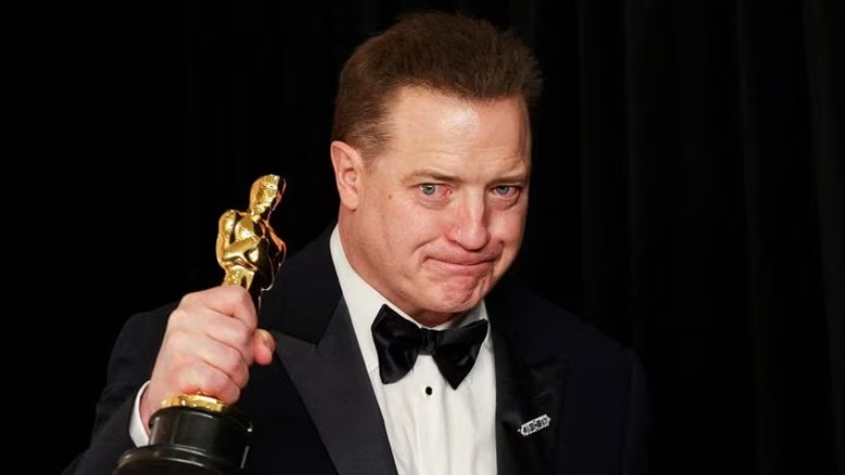Brendan Fraser y su hijo se divierten en un bar de Los Ángeles tras su triunfo en los Oscar