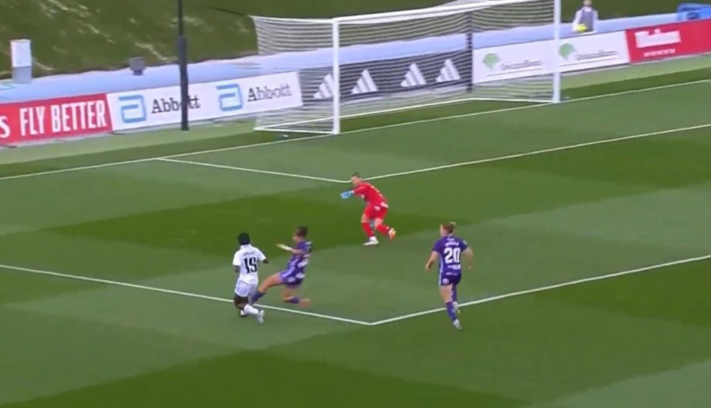 Futbolista Linda Caicedo descarta lesión tras fuerte golpe en partido contra Tenerife