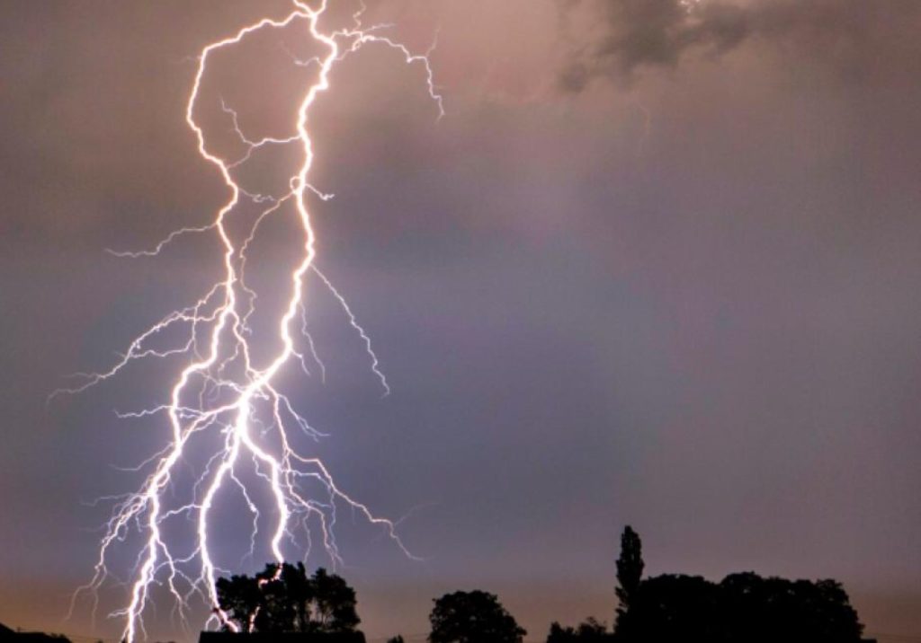 Hombre que se resguardaba de la lluvia murió al ser impactado por un rayo