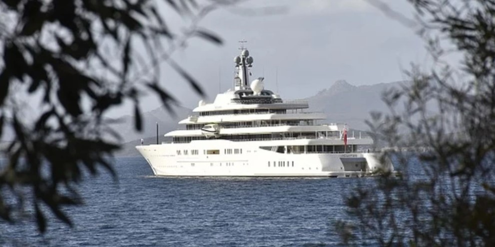 ¿A quién pertenece el lujoso yate anclado cerca de la Bahía de Cartagena?