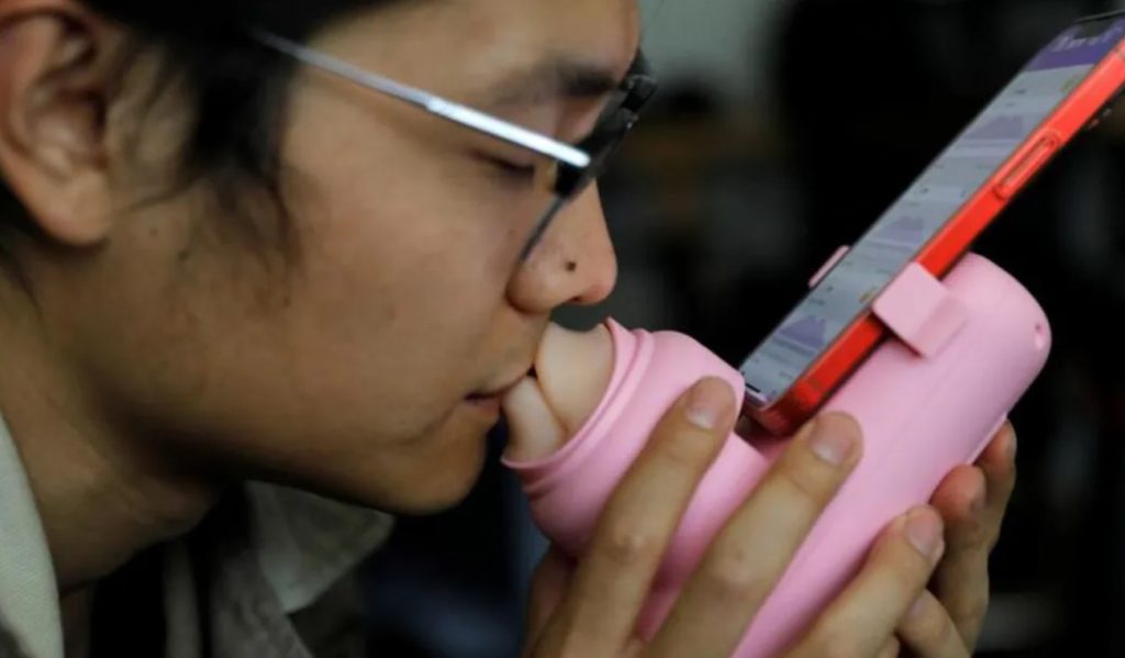 Empresa china lanza dispositivo que permite transmitir besos a través de labios de silicona