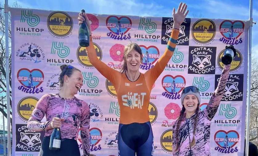 El triunfo de una ciclista transgénero provoca controversia en Nueva York