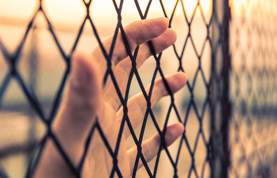 Policía rescata niño de seis años que estaba desnudo y encerrado en un jaula para perros