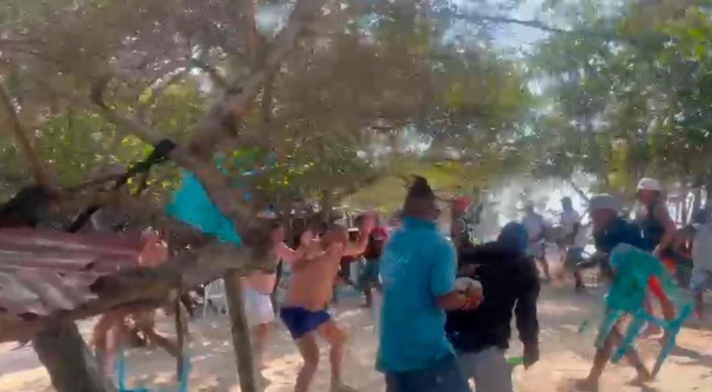 ¿Cuál fue el motivo de la pelea entre turistas y nativos en Isla de Barú?