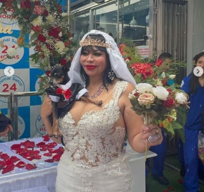 Exdiputada peruana causa revuelo al casarse con su mascota