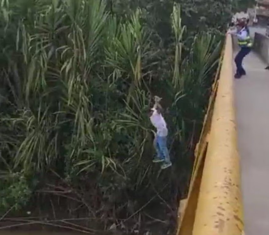 Hombre se lanza al vacío desde un puente para evitar multa