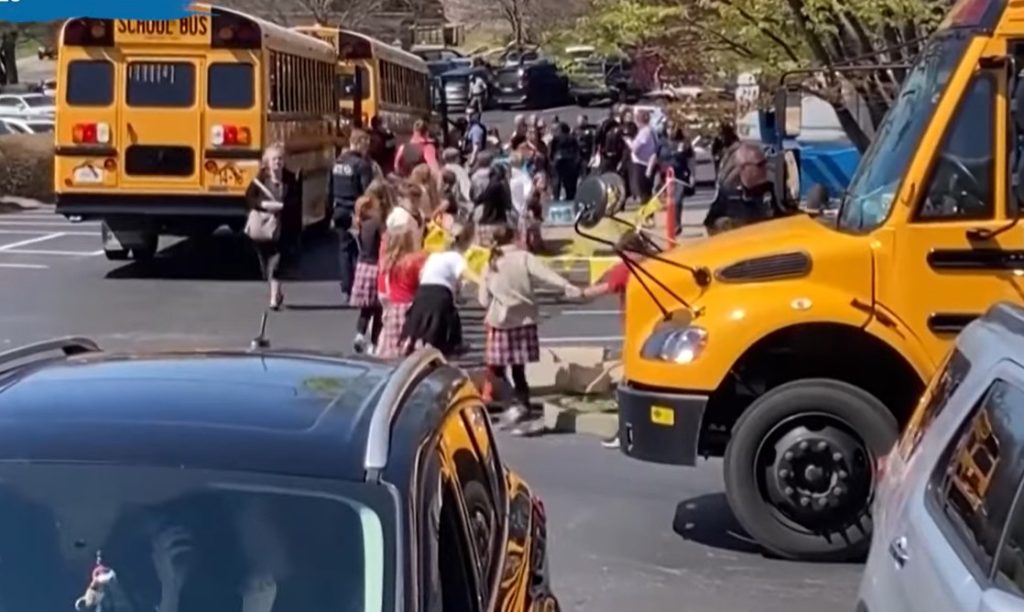 Mujer de 28 años mata a tiros a 3 niños y 3 adultos en una escuela de Nashville