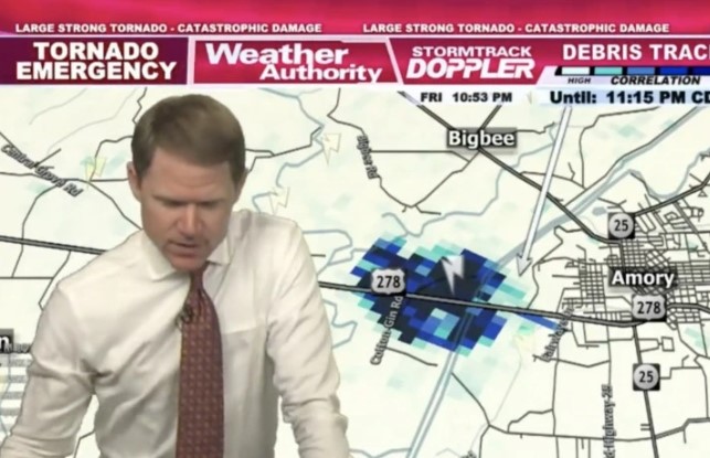 Tornado mortal sorprende a meteorólogo en pleno reporte del tiempo