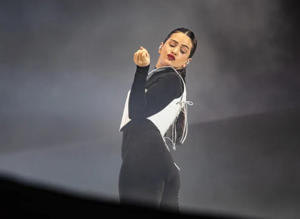 Rosalía sufre percance en pleno show en el Lollapalooza de Brasil