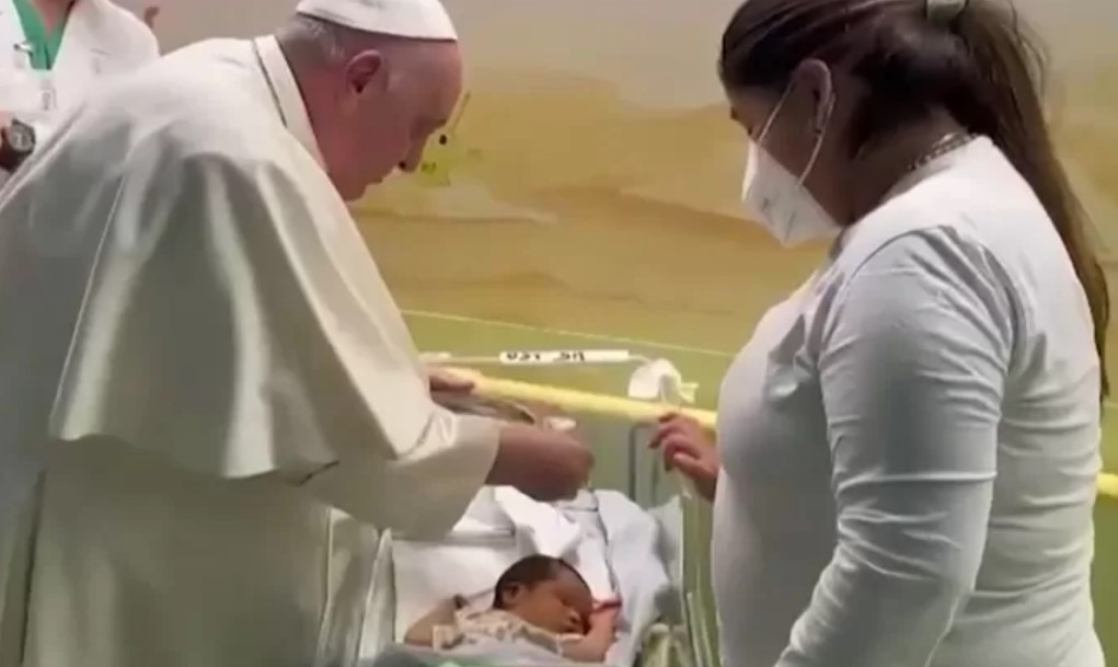 Papa Francisco bautizó a Miguel Ángel, un recién nacido que compartía hospitalización con él