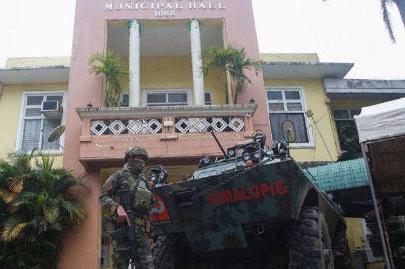 Sujetos armados entraron y asesinaron a un gobernador de Filipinas