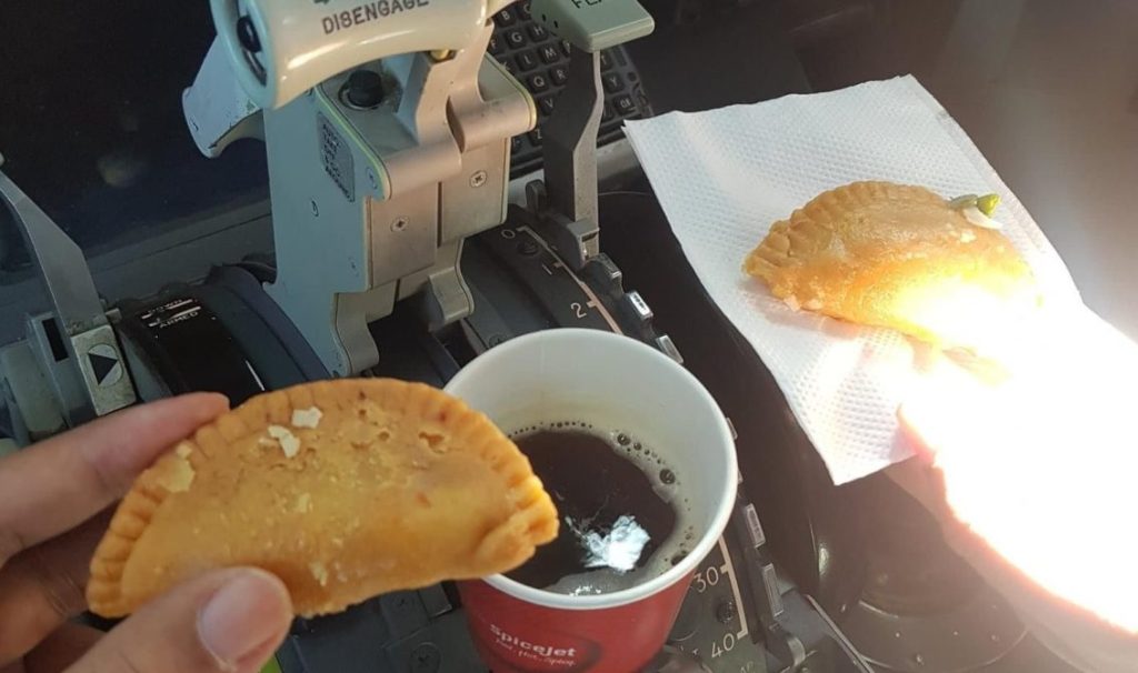 Pilotos a dieta forzada: suspendidos por comer empanadas en pleno vuelo