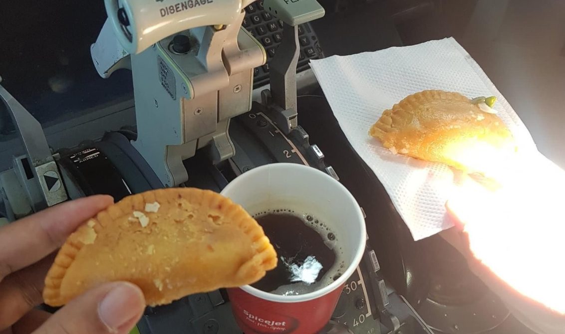 Pilotos a dieta forzada: suspendidos por comer empanadas en pleno vuelo
