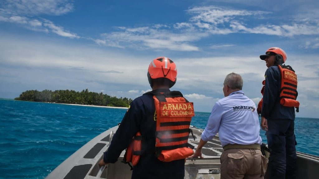 Armada de Colombia rescata a 30 migrantes venezolanos en San Andrés y detiene a tripulantes de embarcación ilegal