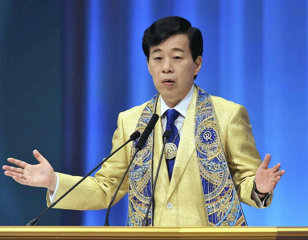 Investigan muerte de líder de secta japonesa que “hablaba” con espíritus