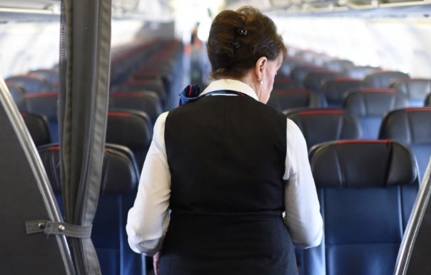 Hombre atacó con una cuchara a azafata en pleno vuelo de avión