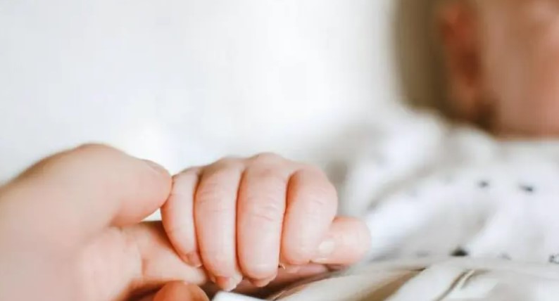 Detienen a mujer que recibió un bebé 'regalado', se lo ofrecieron por Facebook