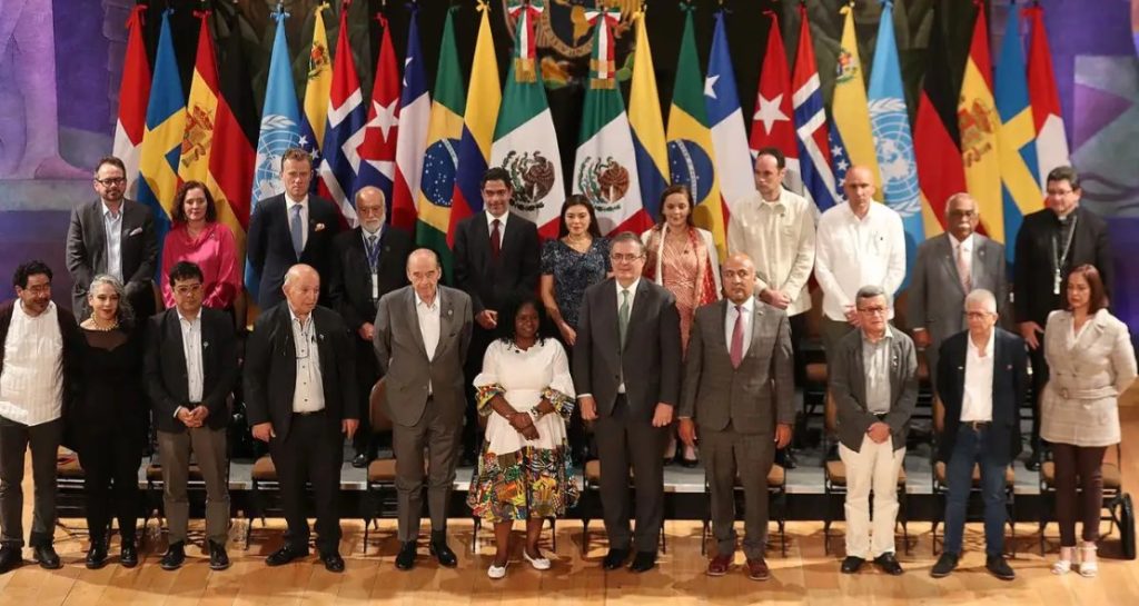 Los integrantes de la segunda fase de la Mesa de Diálogos de Paz entre el Gobierno de Colombia y el Ejército de Liberación Nacional (ELN). Foto: EFE EFE/ Sáshenka Gutiérrez