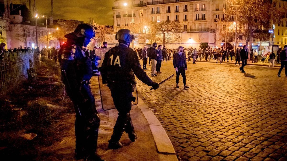 Casi 300 detenidos en otra noche de protestas en Francia