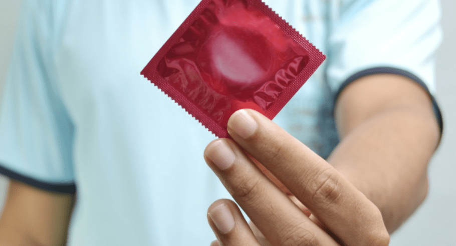 Instalan dispensadores de condones en colegios públicos de Bogotá