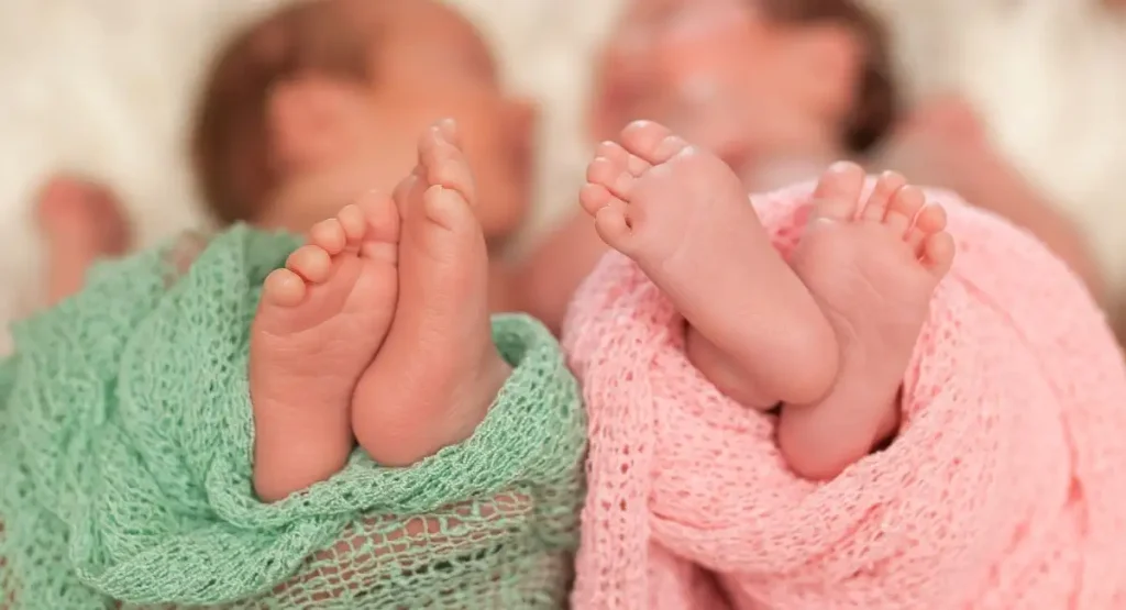 Después de 6 años: niñas intercambiadas al nacer regresaron a sus hogares biológicos