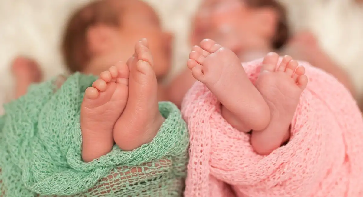 Después de 6 años: niñas intercambiadas al nacer regresaron a sus hogares biológicos