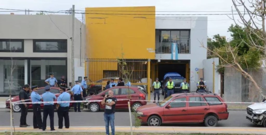 hombre visitaba a su amigo para felicitarlo por un trabajo, pero lo mató accidentalmente