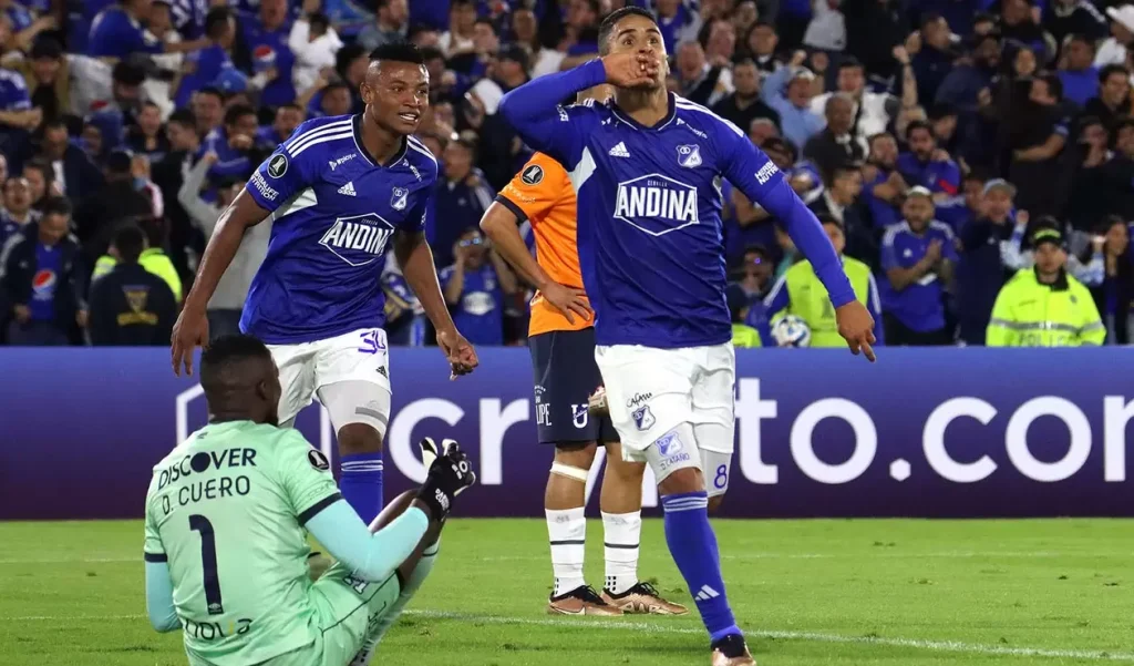 Millonarios respetó el Campín, eliminó a Universidad Católica y está en la fase 3