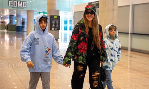 Shakira llega a Nueva York con sus hijos para su actuación más esperada con Bizarrap
