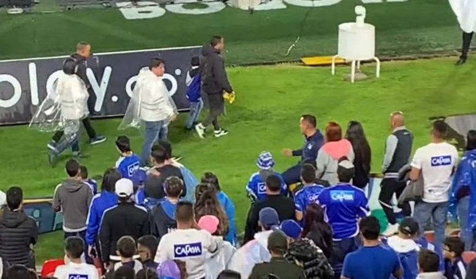 Hinchas de Millonarios protagonizan vergonzoso acto contra padre e hijo durante partido en El Campín