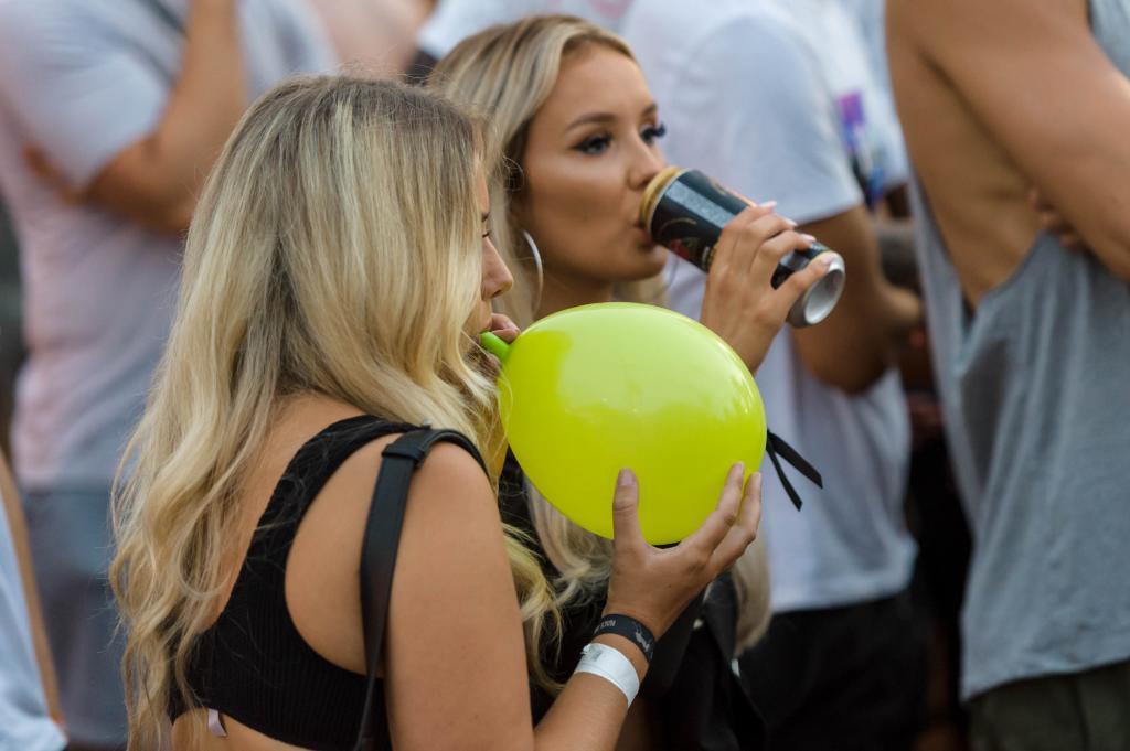 Joven quedó paralizada por consumir demasiado 'gas de la risa', la droga de moda en Reino Unido