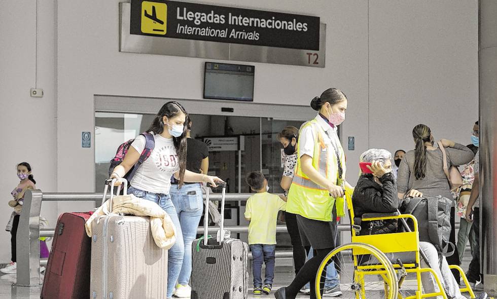 El Gobierno colombiano levanta la obligatoriedad del uso de tapabocas en aeropuertos y aviones para rutas domésticas
