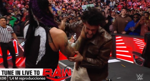 Bad Bunny recibe humillante golpiza en su última aparición en la WWE