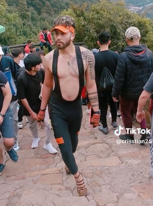 Hombre sube Monserrate en tacones y se convierte en sensación en redes sociales