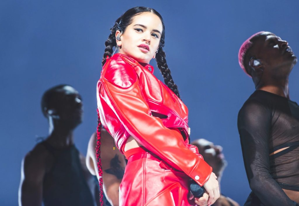 El motivo por el cual Rosalía subastará su traje de cuero rojo de 'Motomami'