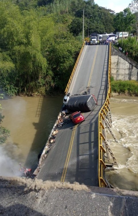Colapso del puente sobre el río La Vieja deja incomunicados departamentos de Valle del Cauca y Quindío