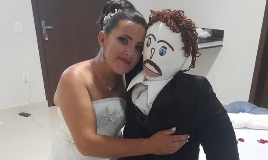 Mujer brasileña declara su amor por su esposo, un muñeco de trapo