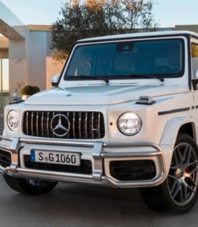 Pareja de Malasia regala camioneta de lujo a su hija de 5 años para motivarla a ir a la escuela